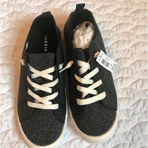NWT TORRID RUCHED RILEY SNEAKER SZ 9.5. Black with silver